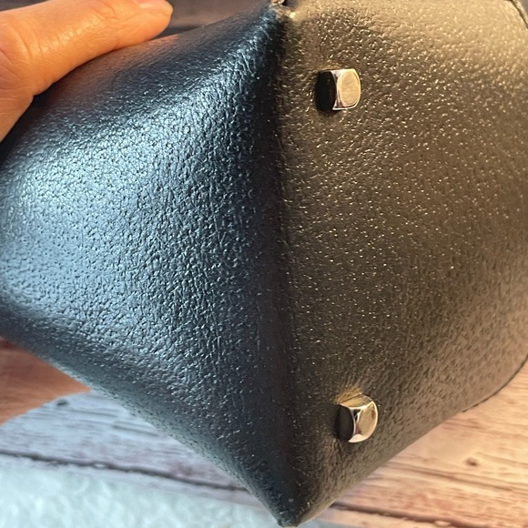 Salvatore Ferragamo Elegant Blue and Black Shoulder Bag with Sleek Design - Picture 10 of 16